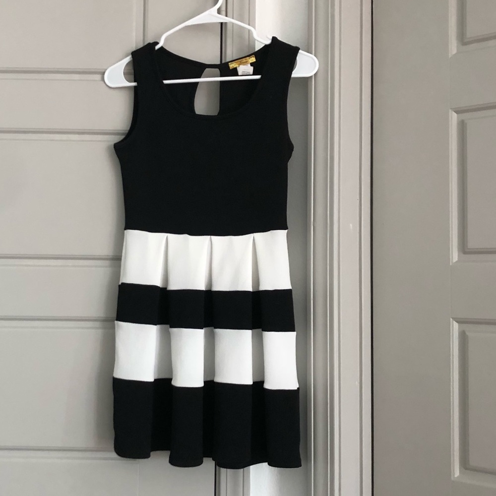 Black and white pleated dress with keyhole back